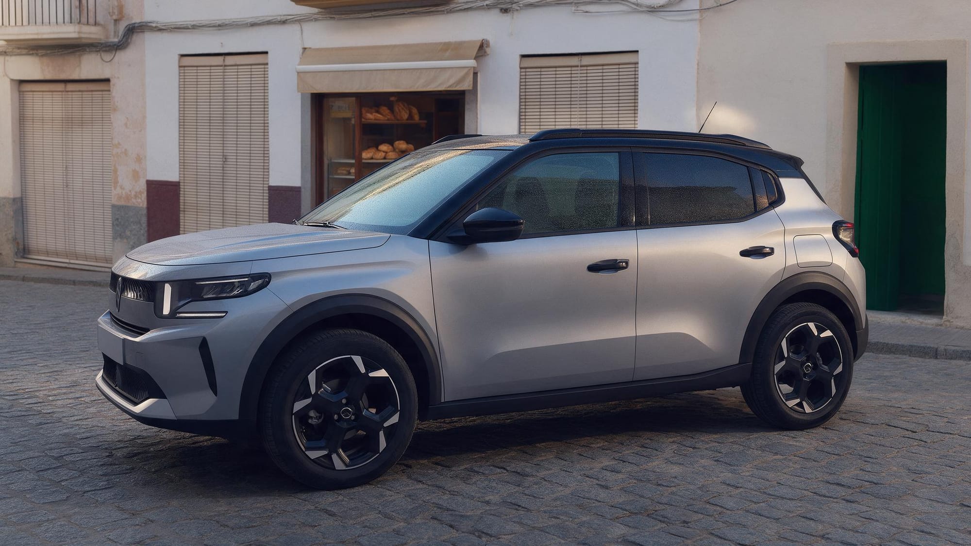 Un coche aparcado en una calle tranquila por la mañana